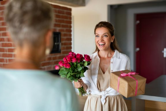 Karola Volkwein mit pinkem Rosenstrauß im Blumenladen - Inhaberin Kreativ & Blüte Isny