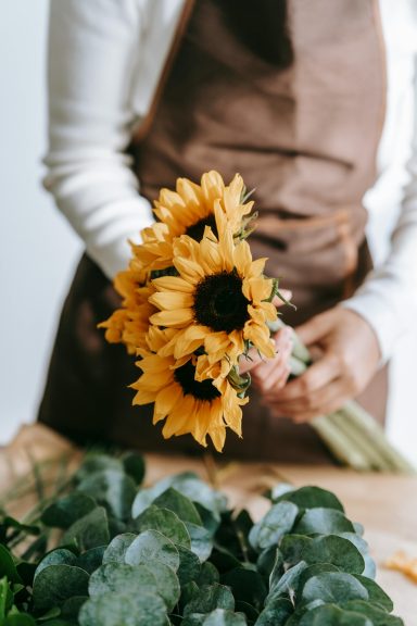 Sechs Szenen eines Blumenbinde-Workshops mit verschiedenen Techniken und Arrangements - Kreativ & Blüte Isny
