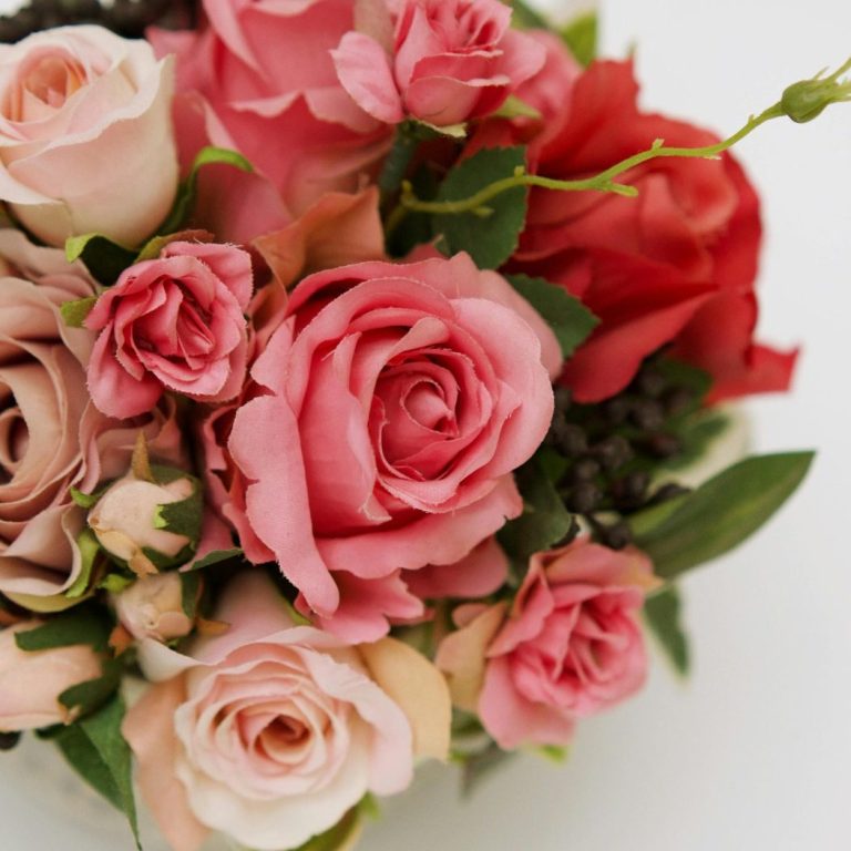 Rote Rosen gebunden im Strauß