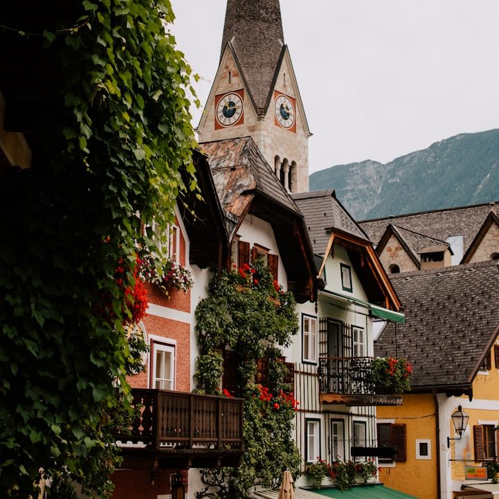 Malerische Altstadt von Isny im Allgäu mit traditioneller Architektur und Kirchturm