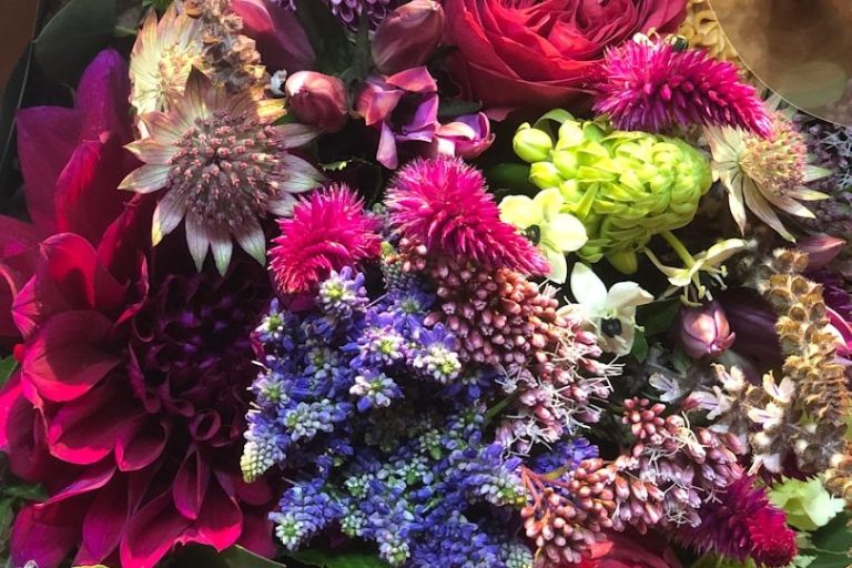 Bunte Blumenarrangements für regelmäßige Abos und elegante Jubiläumssträuße