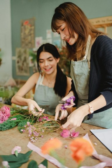 Leuchtend gelbe Sonnenblumen vor grünem Hintergrund - Workshop Blumenvielfalt Kreativ & Blüte