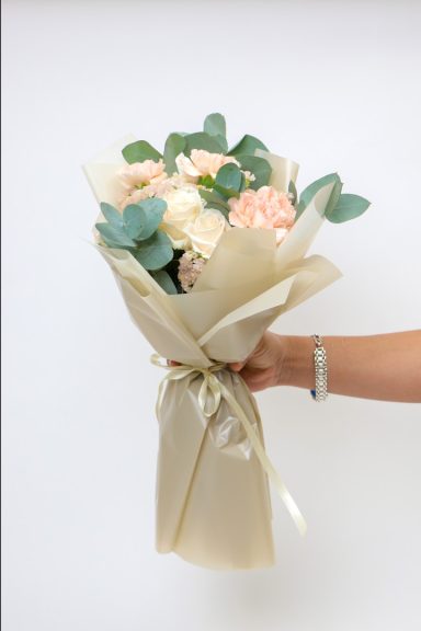 Eleganter Brautstrauß mit weißen Rosen und Eukalyptus in cremefarbenem Papier - Kreativ & Blüte Isny 