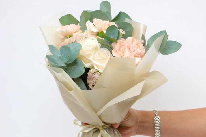 Eleganter Blumenstrauß mit cremefarbenen Rosen und Eukalyptus für Jubiläen und besondere Anlässe - Kreativ & Blüte Isny