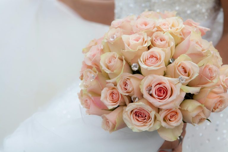  Klassischer Brautstrauß mit rosa und cremefarbenen Rosen - Hochzeitsfloristik Allgäu