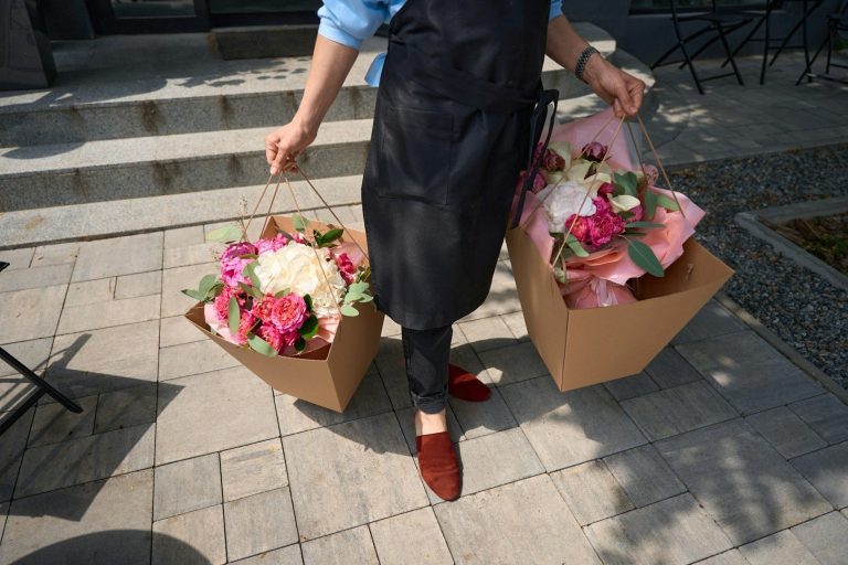 Blumenlieferung mit frischen Sträußen in Kartons auf Steinpflaster - Lieferservice Isny