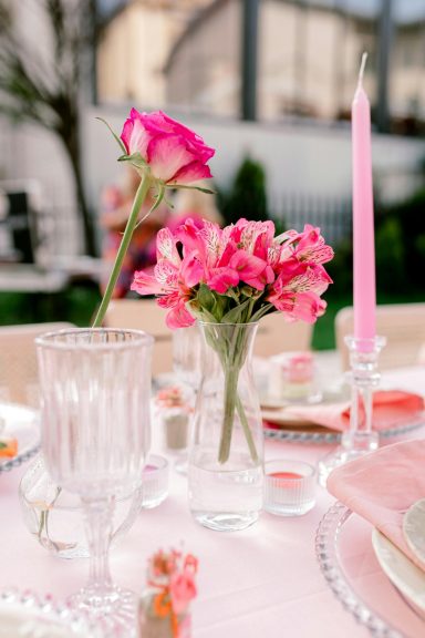Kristallvase mit pinken Rosen als elegante Tischdekoration - Eventfloristik Allgäu