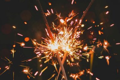 Goldene Funken und Lichteffekte - Symbol für das Besondere und Einzigartige